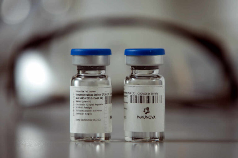 dos ampollas de vidrio con suero equino