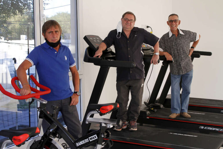 jockeys retirados con las máquinas del nuevo gimnasio de la gremial