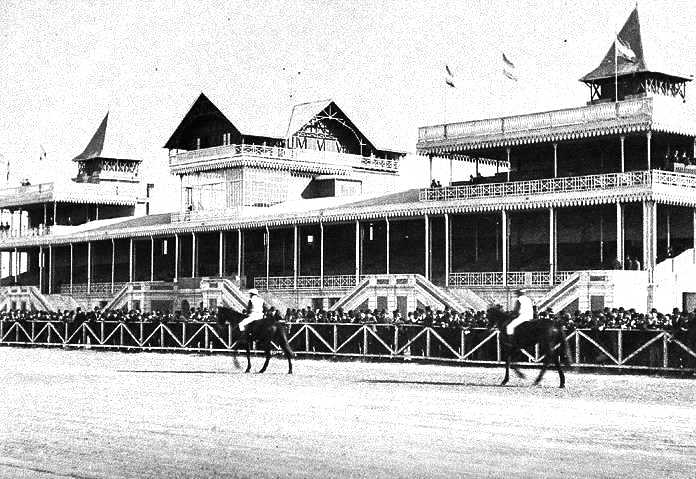 tribunas, publico y caballos en el hipodromo nacional de belgrano
