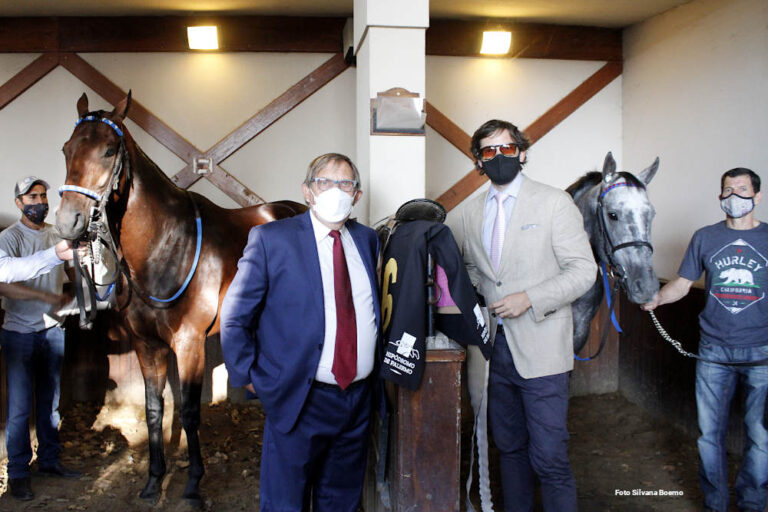Tetaze y Strategos (los dos favoritos) junto a sus entrenadores, Roberto Pellegatta y Nicolás Ferro, minutos antes de la carrera